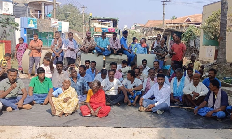 Channapatna; ರಸ್ತೆ ದುರಸ್ತಿಗೆ ಆಗ್ರಹಿಸಿ ಗ್ರಾಮಸ್ಥರ ಪ್ರತಿಭಟನೆ