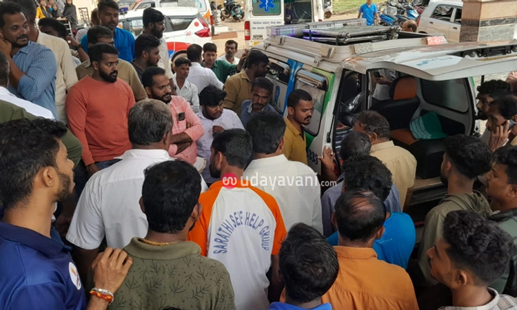 ಮುಸುಕುಧಾರಿಯಿಂದ ಶಾಲಾ ಆವರಣದಲ್ಲೇ ಆ್ಯಸಿಡ್ ದಾಳಿ… ಮೂವರು ವಿದ್ಯಾರ್ಥಿನಿಯರಿಗೆ ಗಂಭೀರ ಗಾಯ