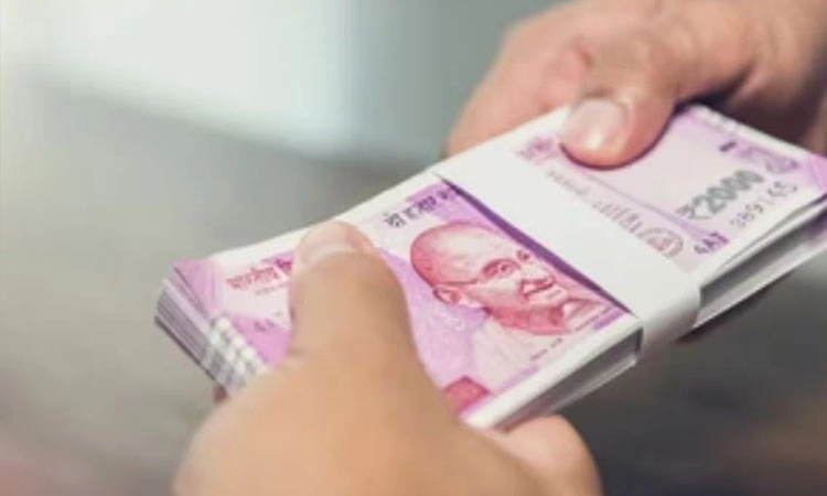 Kanakpur: ಬ್ಯಾಂಕಿನಲ್ಲಿ ಡ್ರಾ ಮಾಡಿದ 2 ಲಕ್ಷ ರೂ. ಹಾಡಹಗಲೇ ಎಗರಿಸಿ ನಾಲ್ವರು ಪರಾರಿ