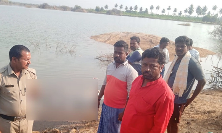 Bharamasagara; ಕಾತ್ರಾಳು ಕೆರೆಗೆ 300 ಕ್ಕೂ ಹೆಚ್ಚು ಸತ್ತ ಕೋಳಿಗಳು : ಜನಾಕ್ರೋಶ