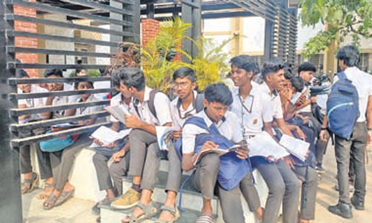 Second PU Exam ಆರಂಭ; ದ.ಕ.: 126 ವಿದ್ಯಾರ್ಥಿಗಳು ಗೈರು; ಉಡುಪಿ: 44 ವಿದ್ಯಾರ್ಥಿಗಳು ಗೈರು