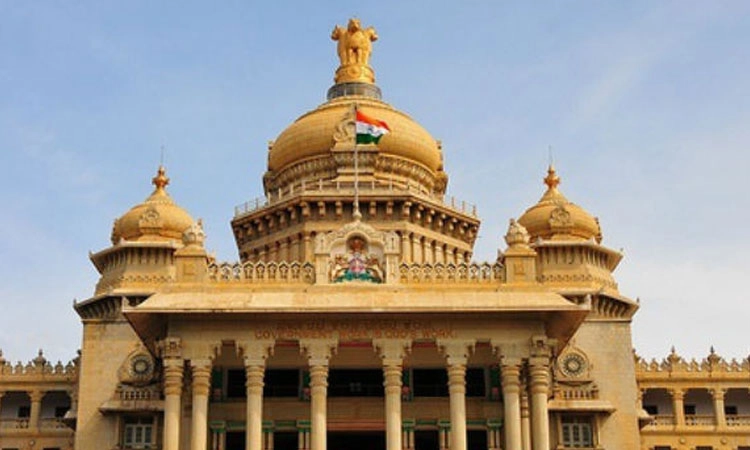 ಕೇಸರಿ ಶಾಲಿನ ಚೀಲ ಕೊಂಡೊಯ್ಯಲು ಪೊಲೀಸರ ಅಡ್ಡಿ: ವಿಧಾನ ಪರಿಷತ್‌ ಸದಸ್ಯರ ಜಟಾಪಟಿ
