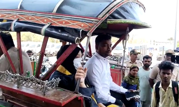 Vijayapura; ಚಾಲಕನೇ ಇಲ್ಲದ ಹಳೆವಾಹನ ನೀಡಿದ್ದಕ್ಕೆ ಮೇಯರ್ ವಿನೂತನ ಪ್ರತಿಭಟನೆ