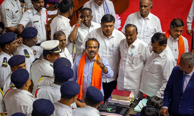 Vidhana Soudha; ಅರ್ಧದಿನ ಪಾಕ್‌ ಗಲಾಟೆ:ಸರಕಾರದ ಉತ್ತರವನ್ನು ಖಂಡಿಸಿ ಬಿಜೆಪಿ ಧರಣಿ