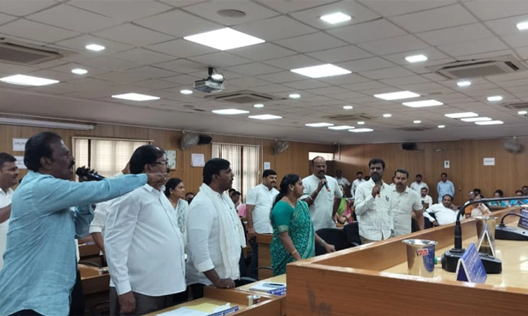 Davanagere;  ಮನಪಾದಲ್ಲಿ ಕಪ್ಪುಪಟ್ಟಿ: ಬಿಜೆಪಿ ಸದಸ್ಯರ ವಿರುದ್ಧ ಕ್ರಮಕ್ಕಾಗಿ ಪ್ರತಿಭಟನೆ