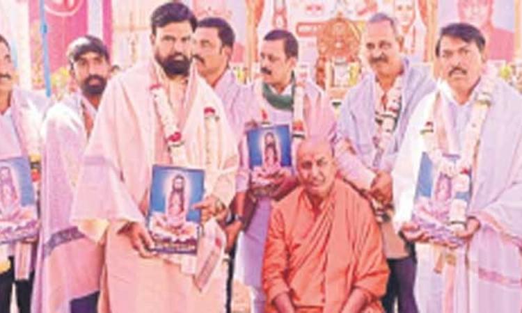 ಮಣ್ಣಿಗೂ ರೈತರಿಗೂ ಅವಿನಾಭಾವ ಸಂಬಂಧ: ಕನೇರಿ ಶ್ರೀ