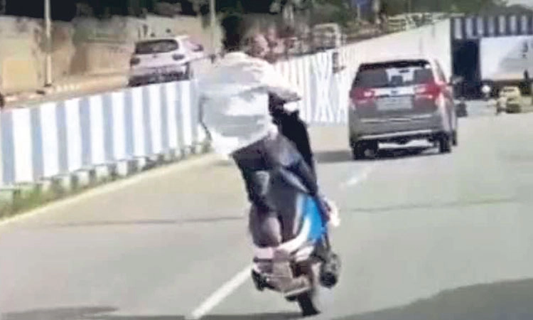 Bike wheeling: ಬೈಕ್‌ ವ್ಹೀಲಿಂಗ್‌; ನಾಲ್ವರ ಸೆರೆ, 8 ಬೈಕ್‌ ಆರ್‌ಸಿ ಸಸ್ಪೆಂಡ್‌