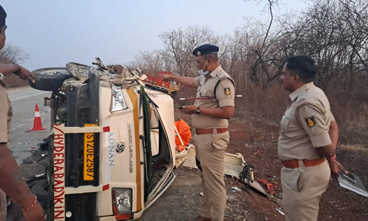 ಕಾರ್ಮಿಕರನ್ನು ಕರೆದೊಯ್ಯುತ್ತಿದ್ದ ವಾಹನಕ್ಕೆ ಕಬ್ಬಿನ ಲಾರಿ ಡಿಕ್ಕಿ… 13 ಕಾರ್ಮಿಕರಿಗೆ ಗಾಯ