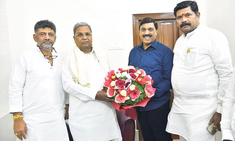 Rajya Sabha Elections; ತೊಡೆ ತಟ್ಟಿ ತೋಳೇರಿಸಿದ್ದವರು ಹೂಗುಚ್ಛ ವಿನಿಮಯಿಸಿಕೊಂಡರು!