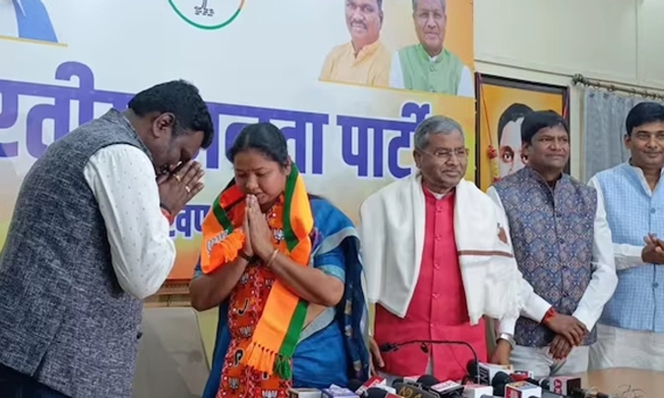 ಜಾರ್ಖಂಡ್‌ನಲ್ಲಿ ಕಾಂಗ್ರೆಸ್‌ಗೆ ದೊಡ್ಡ ಹೊಡೆತ; ಬಿಜೆಪಿ ಸೇರಿದ ಕಾಂಗ್ರೆಸ್ ನ ಏಕೈಕ ಸಂಸದೆ