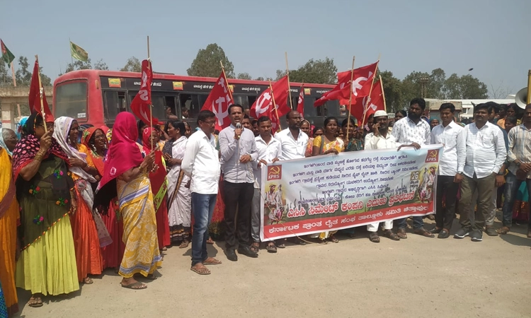 Protest: ಕಾರ್ಖಾನೆಗೆ ಭೂಮಿ ಕೊಟ್ಟ ರೈತರಿಂದ ರಸ್ತೆಗಾಗಿ ಪ್ರತಿಭಟನೆ