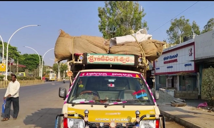 Davanagere; ಮೆಣಸು ಮಾರಾಟಕ್ಕೆ ಬರುತ್ತಿದ್ದ ವಾಹನ ಪಲ್ಟಿ; ಆಂಧ್ರದ ಮೂವರು ಸಾವು