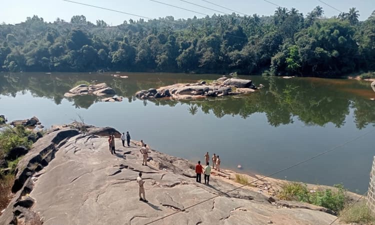 Tunga River: ತುಂಗಾ ನದಿಯಲ್ಲಿ ಅಪರಿಚಿತ ವ್ಯಕ್ತಿಯ ಶವ ಪತ್ತೆ! ಪೊಲೀಸರಿಂದ ಪರಿಶೀಲನೆ