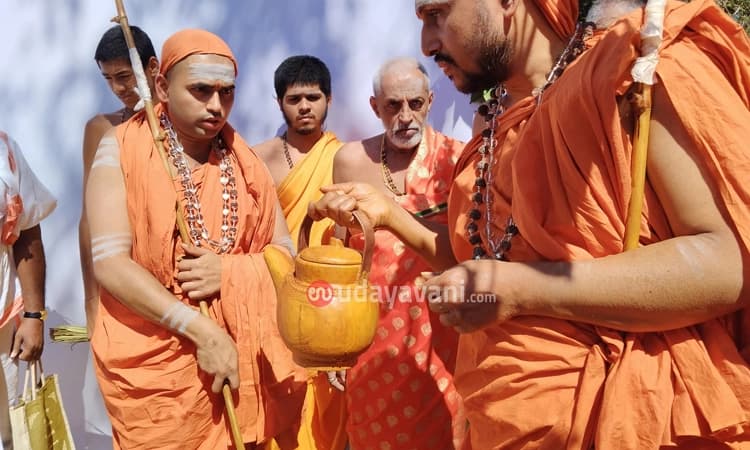 Shree Swarnavalli Matha: ಶ್ರೀ ಸೋಂದಾ ಸ್ವರ್ಣವಲ್ಲೀ ನೂತನ ಯತಿಗಳಿಗೆ ಸನ್ಯಾಸ ದೀಕ್ಷೆ…