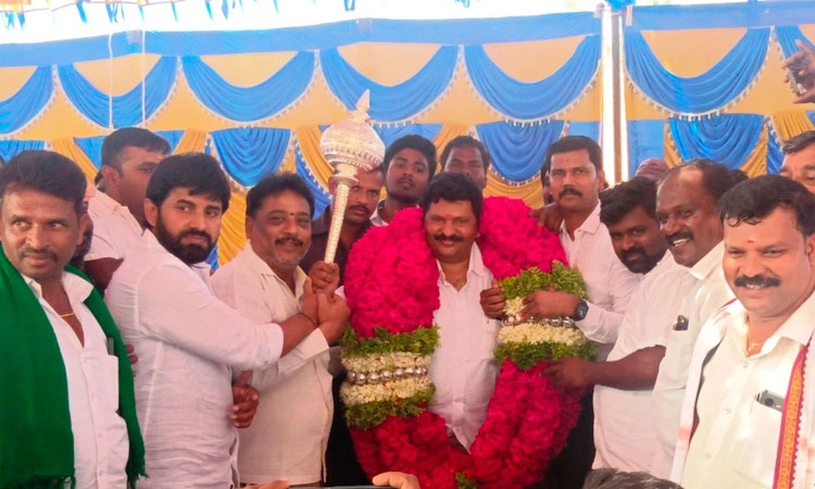 Hunsur: ಮಾಜಿ ಶಾಸಕ ಮಂಜುನಾಥ್‌ಗೆ ಬೆಳ್ಳಿ ಗದೆ ನೀಡಿ ಸನ್ಮಾನ
