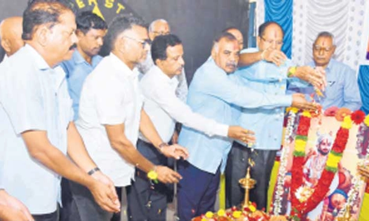 ಶಿವಾಜಿ ಮಹಾರಾಜ ಕೆಚ್ಚೆದೆ ಹೋರಾಟಗಾರ-ರೇವತಿ ತಿಳವಳ್ಳಿ