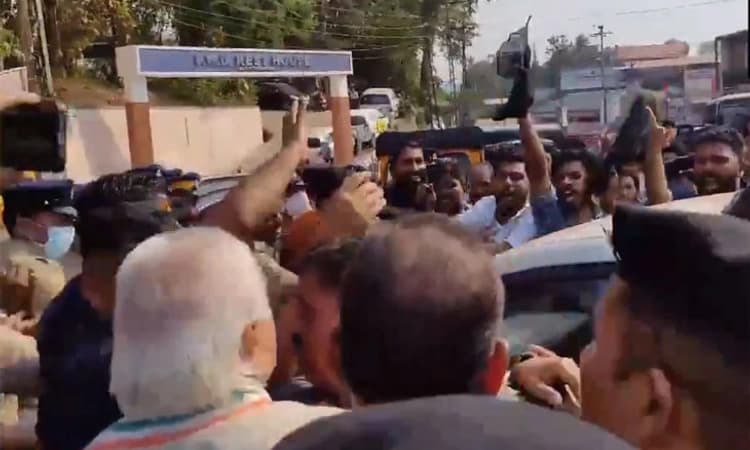 Kerala ಮತ್ತೆ ಕಪ್ಪು ಬಾವುಟ ಪ್ರತಿಭಟನೆ: SFI ಕಾರ್ಯಕರ್ತರನ್ನು ಎದುರಿಸಿದ ರಾಜ್ಯಪಾಲ