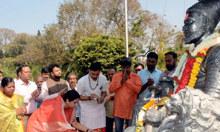 Hubli; ವಸತಿ ಶಾಲೆಗಳ ದ್ವಾರ ಬರಹ ಬದಲಾವಣೆ ಸಮರ್ಥನೆ ಮಾಡಿಕೊಂಡ ಲಕ್ಷ್ಮೀ ಹೆಬ್ಬಾಳ್ಕರ