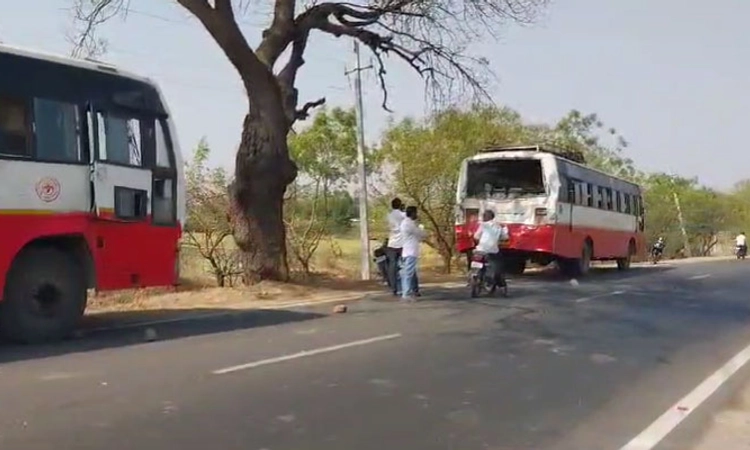 Chadchan town; ಬಸ್‍ಗಳ ಮಧ್ಯೆ ಡಿಕ್ಕಿ; 40 ಪ್ರಯಾಣಿಕರಿಗೆ ಗಾಯ