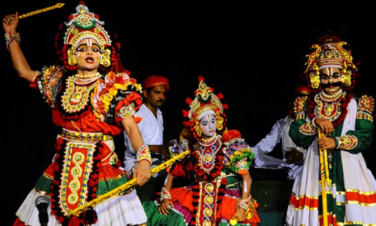 ಯಕ್ಷಗಾನ ಪ್ರದರ್ಶನಕ್ಕೆ ಸರಳ ರಂಗಸ್ಥಳವೇ ಸೂಕ್ತ