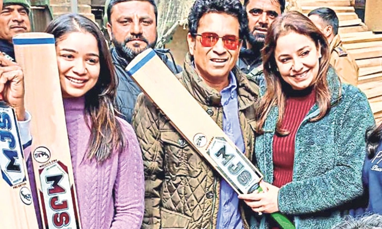 Kashmir;ಬ್ಯಾಟ್‌ ಫ್ಯಾಕ್ಟರಿಯಲ್ಲಿ ಸಚಿನ್‌ ತೆಂಡುಲ್ಕರ್‌!: ಎಲ್ಲರಿಗೂ ಅಚ್ಚರಿ