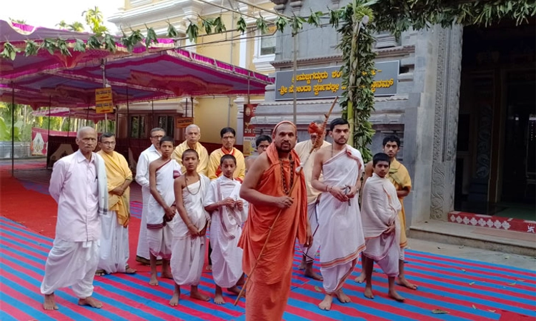 ಸ್ವರ್ಣವಲ್ಲೀಯಲ್ಲಿ ಶಿಷ್ಯ ಸ್ವೀಕಾರ ಮಹೋತ್ಸವ; ಹಲವು ಯತಿಗಳು, ಗಣ್ಯರು ಭಾಗಿ