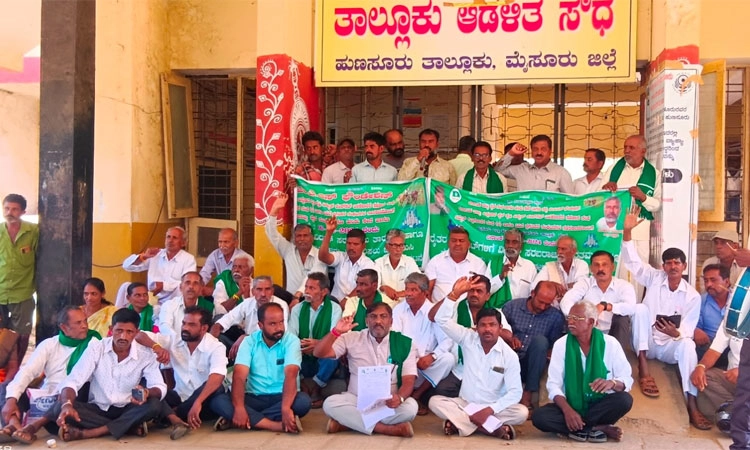 Hunsur: ಕೃಷಿ ಪಂಪ್ ಸೆಟ್ ಹೆಚ್ಚುವರಿ ಶುಲ್ಕ ಹಿಂಪಡೆಯಲು ಒತ್ತಾಯ; ಧರಣಿ ಸತ್ಯಾಗ್ರಹ