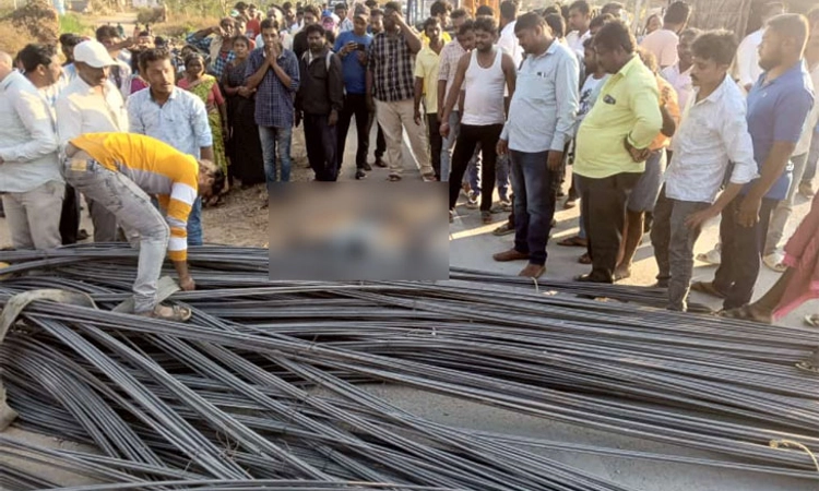 Ramanagara:ಕಬ್ಬಿಣದ ಸರಳು ತುಂಬಿದ್ದ ಟ್ರ್ಯಾಕ್ಟರ್ ಪಲ್ಟಿಯಾಗಿ ಇಬ್ಬರು ಮೃತ್ಯು