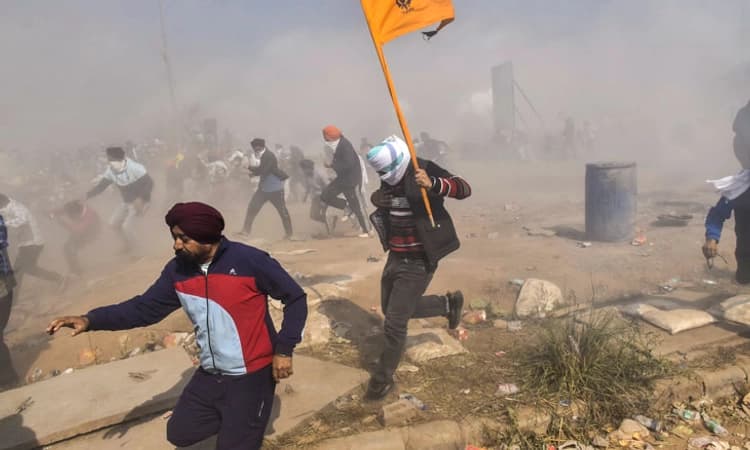 Haryana ಶಂಭು ಗಡಿಯಲ್ಲಿ ರೈತರ ಮೇಲೆ ಪೊಲೀಸರಿಂದ ಅಶ್ರುವಾಯು ಪ್ರಯೋಗ