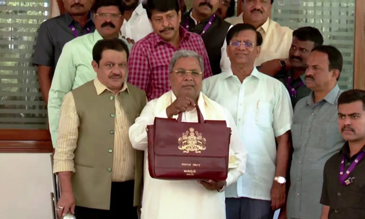 Karnataka Budget ಗೆ ಕ್ಷಣಗಣನೆ… ವಿಧಾನ ಸೌಧಕ್ಕೆ ಆಗಮಿಸಿದ ಮುಖ್ಯಮಂತ್ರಿ ಸಿದ್ದರಾಮಯ್ಯ