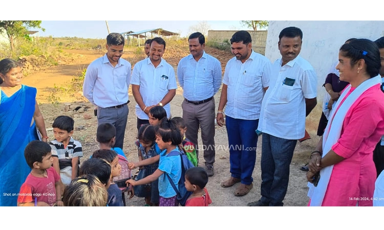 ರಾಮಾಜೀ ನಾಯಕ ತಾಂಡಕ್ಕೆ ಜಿಪಂ ಸಿಇಒ ಭೇಟಿ; ಶೀಘ್ರ ತಾಂಡದಲ್ಲಿ ಮಿನಿ ಅಂಗನವಾಡಿ ಕೇಂದ್ರ ಆರಂಭ