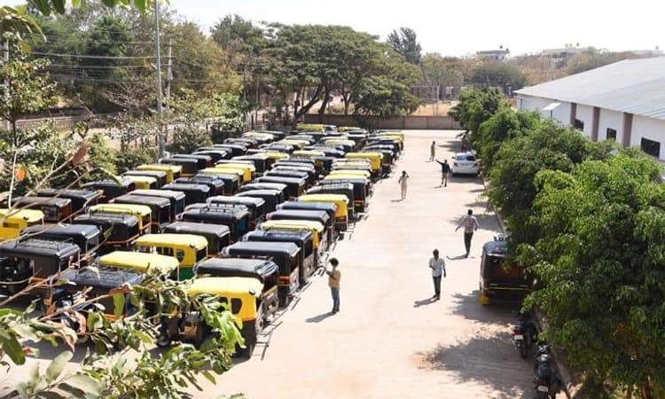 Gadag-Betageri: ಆಟೋ ಚಾಲಕರಿಗೆ ಬಿಸಿ ಮುಟ್ಟಿಸಿದ ಪೊಲೀಸ್ ಇಲಾಖೆ