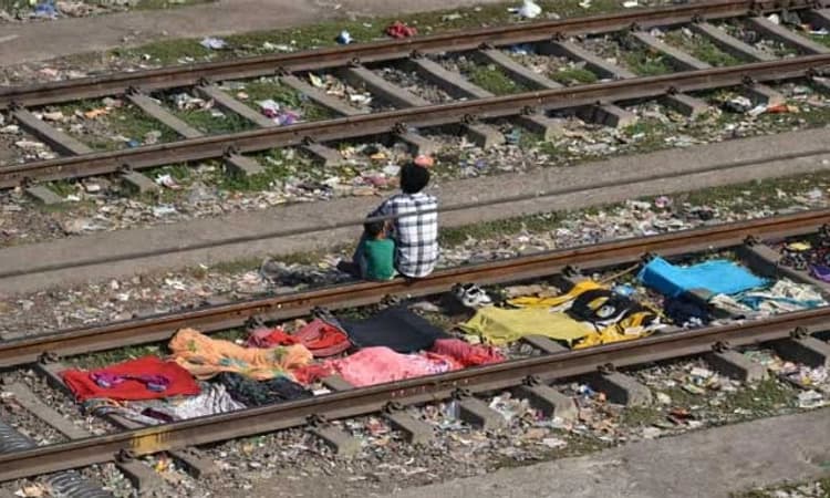 Mumbai: ರೈಲ್ವೆ ಹಳಿಯ ಮೇಲೆಯೇ ಅಡುಗೆ, ಮಕ್ಕಳ ಆಟ-ಪಾಠ ಎಲ್ಲವೂ!ವಿಡಿಯೋ ವೈರಲ್