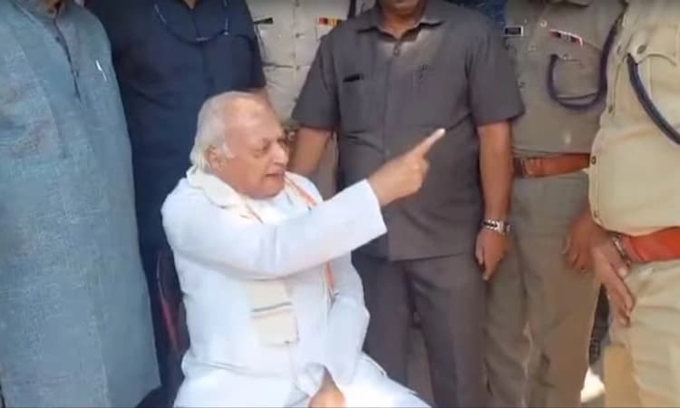 Black Flag: SFI ಕಾರ್ಯಕರ್ತರ ಬಂಧನಕ್ಕೆ ಒತ್ತಾಯಿಸಿ ರಸ್ತೆ ಬದಿ ಧರಣಿ ಕೂತ ರಾಜ್ಯಪಾಲರು