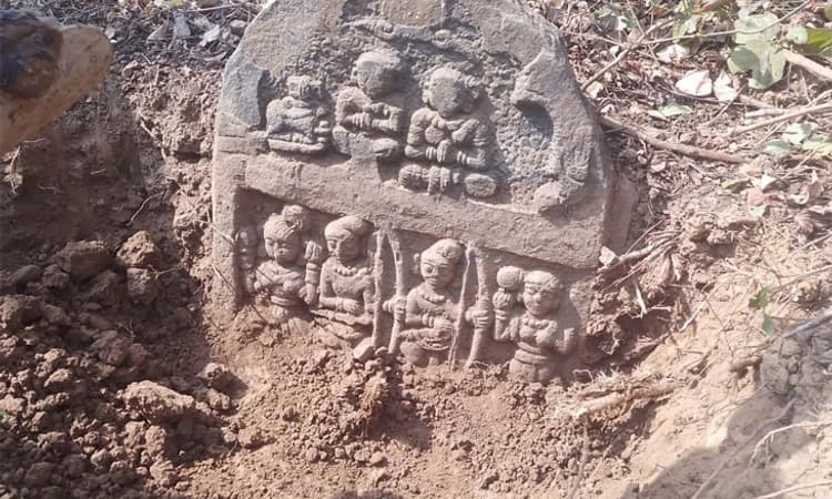 Dharwad: ರಸ್ತೆ ದುರಸ್ತಿ ವೇಳೆ ರಾಮ,ಲಕ್ಷ್ಮಣ ರೂಪಗಳಿರುವ ವೀರಗಲ್ಲು ಪತ್ತೆ!