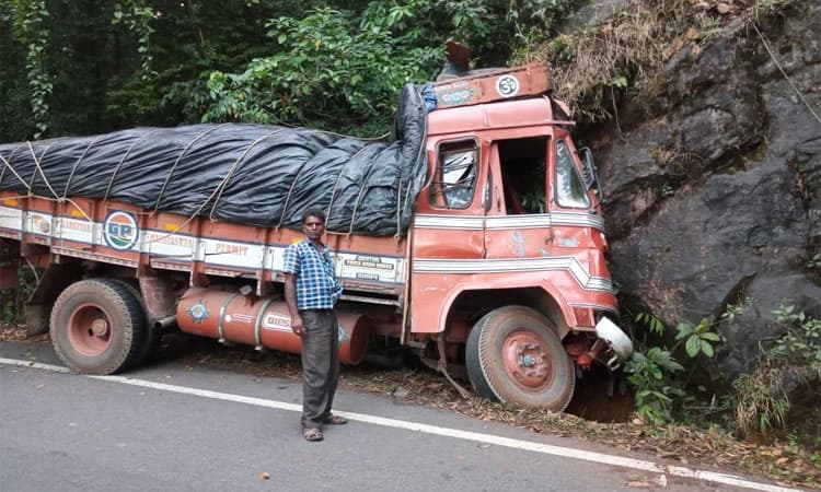 Charmadi Ghat: ಬಂಡೆ ಕಲ್ಲಿಗೆ ಡಿಕ್ಕಿ ಹೊಡೆದ ಲಾರಿ; ಚಾಲಕ ಪ್ರಾಣಾಪಾಯದಿಂದ ಪಾರು