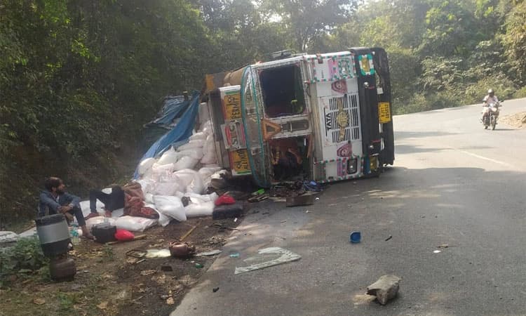 Yellapura: ಸರಕು ತುಂಬಿದ ಲಾರಿ ಪಲ್ಟಿ; ಚಾಲಕ, ನಿರ್ವಾಹಕ ಪಾರು