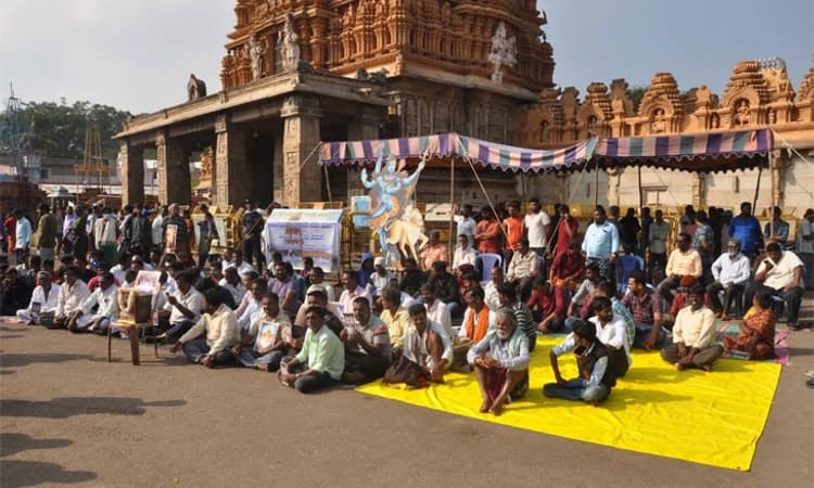 Nanjangud; ನಂಜುಂಡೇಶ್ವರ ದೇವಾಲಯದ ಮುಂಭಾಗದಲ್ಲಿ ಭಕ್ತರಿಂದ ಬೃಹತ್ ಪ್ರತಿಭಟನೆ