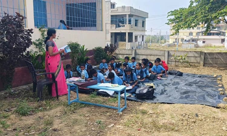 ಶಾಲಾ ಹಿಂಬದಿಯ ಚರಂಡಿ ವಾಸನೆಗೆ ಬೇಸತ್ತು ಶಾಲಾವರಣದಲ್ಲೇ ಕುಳಿತು ಪಾಠ ಕೇಳಿದ ವಿದ್ಯಾರ್ಥಿಗಳು