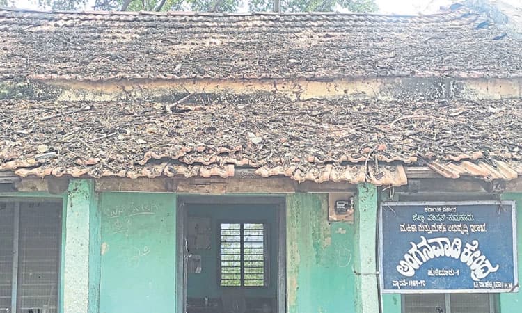 Huliyar: ಕುಸಿಯುವ ಕಟ್ಟಡದಲ್ಲೇ ಮಕ್ಕಳ ಆಟ, ಪಾಠ