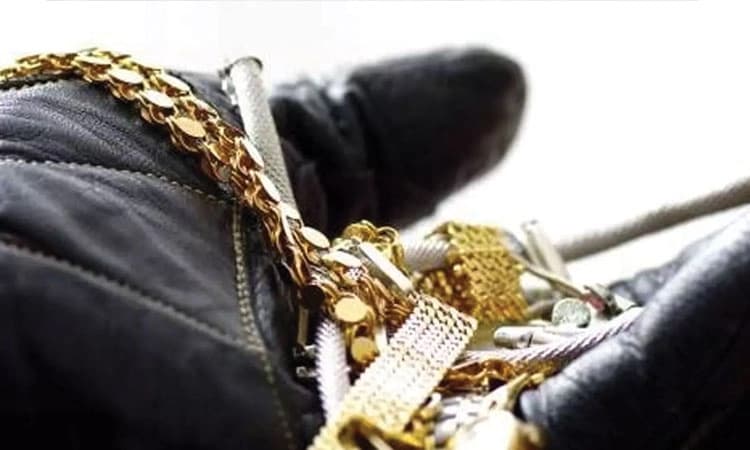 Gold theft: ಮಹಿಳೆ ಪ್ರಜ್ಞೆ ತಪ್ಪಿಸಿ ಚಿನ್ನಾಭರಣ ದೋಚಿ ಪರಾರಿ