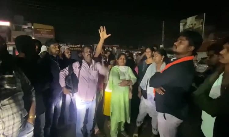 KSRTC: ಧರ್ಮಸ್ಥಳಕ್ಕೆ ಬಸ್ ಇಲ್ಲದೆ ಪ್ರಯಾಣಿಕರ ಪರದಾಟ; ರಾ. ಹೆದ್ದಾರಿ ತಡೆದು ಪ್ರತಿಭಟನೆ