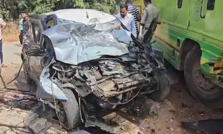 Sirsi ಬಳಿ ಬಸ್‌-ಕಾರು ನಡುವೆ ಅಪಘಾತ: ಮೂಡುಪೆರಾರ ರುದ್ರಭೂಮಿಯಲ್ಲಿ ಮೂವರ ಅಂತ್ಯಕ್ರಿಯೆ