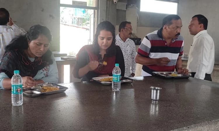 Karwar; ಇಂದಿರಾ ಕ್ಯಾಂಟಿನ್ ನಲ್ಲಿ ಉಪಹಾರ ಸವಿದ ಜಿಲ್ಲಾಧಿಕಾರಿ ಗಂಗೂಬಾಯಿ ಮಾನಕರ