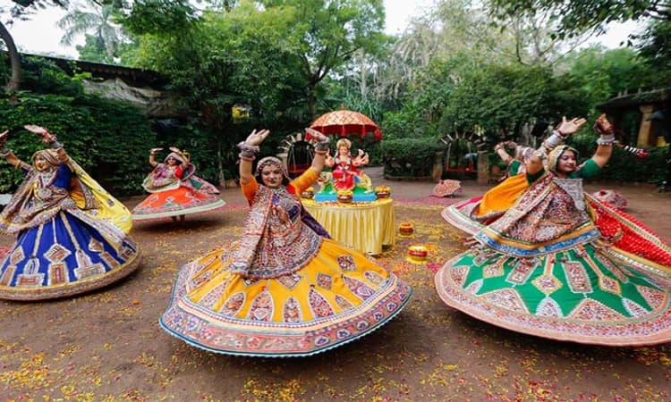 Garba: ವಿದೇಶದಲ್ಲೂ ಗರ್ಬಾ ನೃತ್ಯ ವೈರಲ್‌