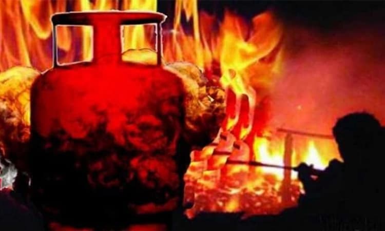 Gas ಸೋರಿ ಹೊತ್ತಿ ಉರಿದ ಮನೆ; ಲಕ್ಷಾಂತರ ರೂ. ಹಾನಿ