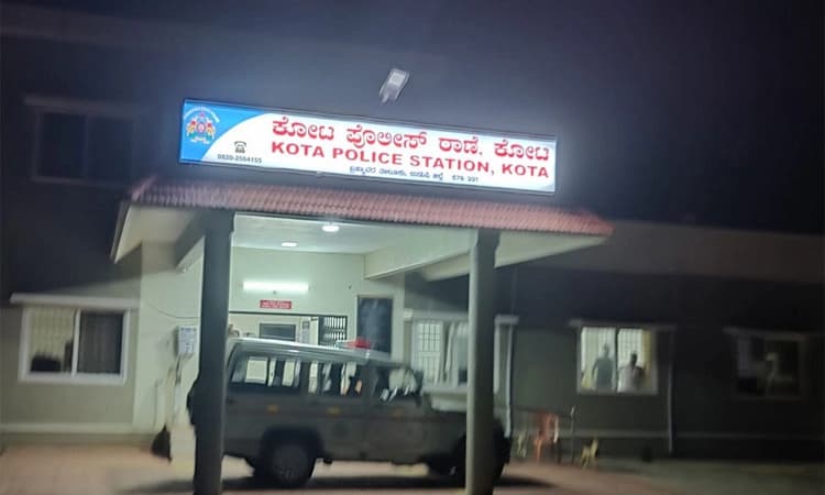 Kota ಸಾಲ ವಸೂಲಿಗೆ ಬಂದ ಬ್ಯಾಂಕಿನವರಿಗೆ ಕಲ್ಲೇಟು; ಪ್ರಕರಣ ದಾಖಲು
