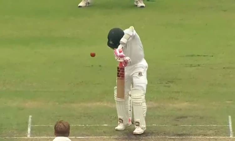 Test; ಚೆಂಡಿಗೆ ಕೈ ಹಾಕಿ ಔಟಾದ ಮೊದಲ ಬಾಂಗ್ಲಾ ಆಟಗಾರ ಮುಶ್ಫಿಕರ್ ರಹೀಮ್