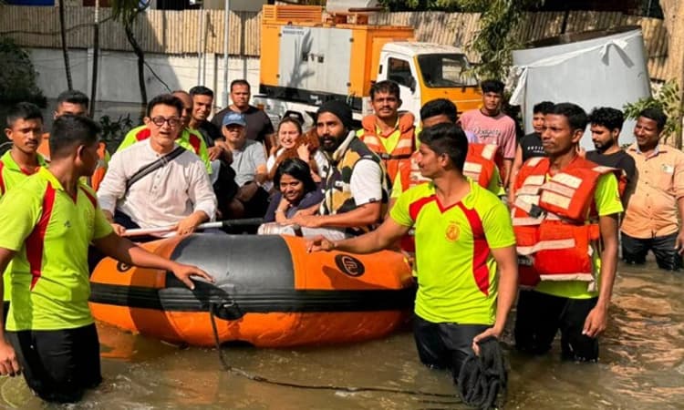 Chennai flood: ಜನಸಾಮಾನ್ಯರ ಜೊತೆ ಪ್ರವಾಹದಲ್ಲಿ ಸಿಲುಕಿದ ನಟ ಅಮೀರ್ ಖಾನ್, ವಿಷ್ಣು ವಿಶಾಲ್