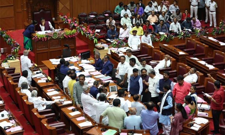 ಸರಕಾರದ ಧೋರಣೆಗೆ ಮೇಲ್ಮನೆಯಲ್ಲಿ ಗದ್ದಲ- 7ನೇ ವೇತನ ಆಯೋಗ ಜಾರಿಗೆ ಆಗ್ರಹ